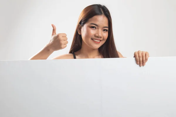 Fiatal ázsiai nő felmutat remek üres jel. — Stock Fotó