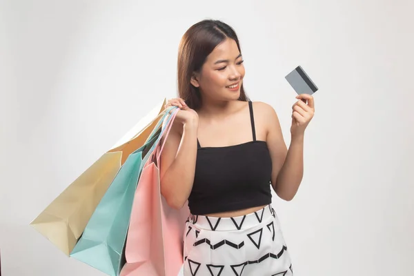 Giovane donna asiatica con shopping bag e carta bianca . — Foto Stock