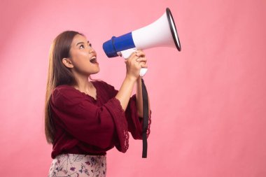 Güzel genç Asyalı kadın megafon ile ilan.