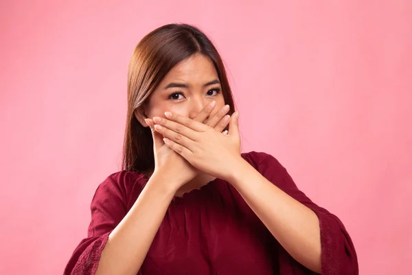Vacker ung asiatisk kvinna stänga munnen. — Stockfoto