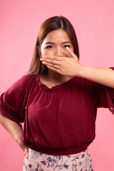Młoda kobieta azjatyckich zamknąć usta ręką. — Zdjęcie stockowe