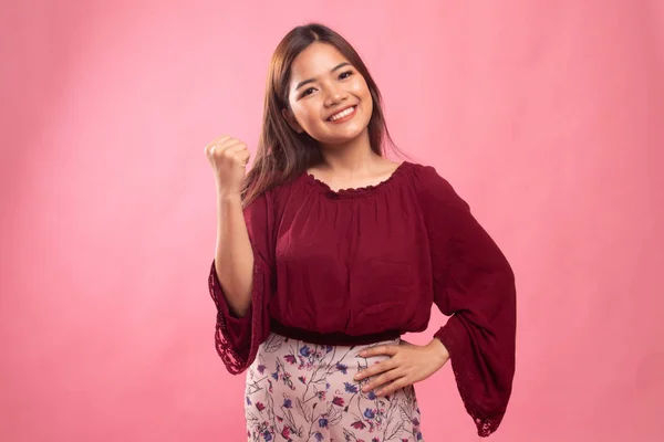 Éxito joven asiática mujer hold puño arriba . — Foto de Stock