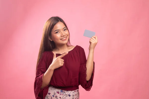 Jonge Aziatische vrouw punt naar een lege kaart. — Stockfoto
