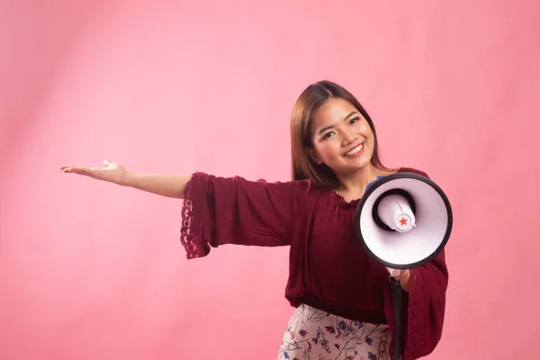 Hermosa joven asiática mujer anunciar con megáfono . — Foto de Stock