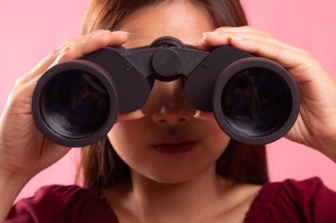 Dürbün ile genç Asyalı kadın.