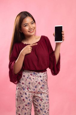 Cep telefonu noktasına genç Asyalı kadın.