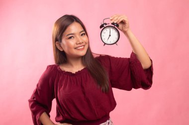 Saati olan genç Asyalı kadın..