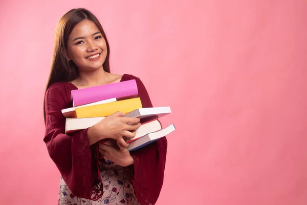 Młoda kobieta azjatyckich studiuje może książek. — Zdjęcie stockowe
