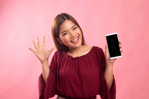 Young Asian woman with mobile phone. — Stock Photo, Image
