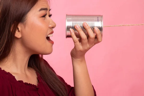 Giovane donna asiatica gridare con latta può telefono . — Foto Stock