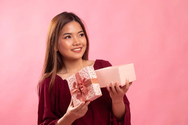 Νεαρά ασιατικές γυναίκα ανοίγει ένα κουτί δώρου. — Φωτογραφία Αρχείου
