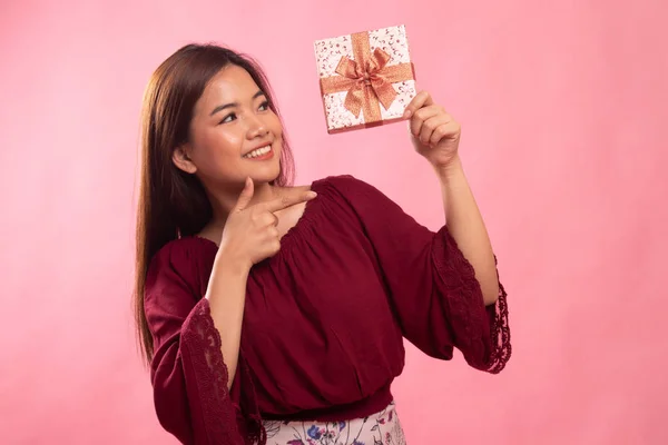 선물 상자와 함께 젊은 아시아 여자. — 스톡 사진