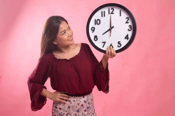 Jeune femme asiatique avec une horloge. — Photo