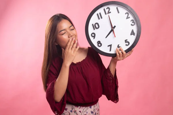 Sleepy joven asiática mujer con un reloj en la mañana . —  Fotos de Stock