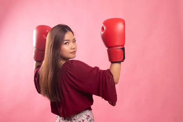 Mladá asijská žena s červeným Boxerské rukavice. — Stock fotografie