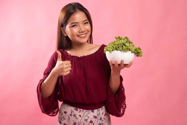 Saludable mujer asiática pulgares arriba con ensalada . —  Fotos de Stock
