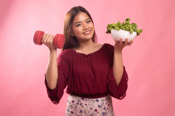 Friska asiatisk kvinna med hantlar och sallad. — Stockfoto