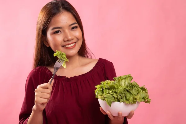 Friska asiatisk kvinna med sallad. — Stockfoto