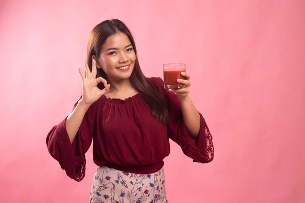 Giovane donna asiatica mostra OK con succo di pomodoro . — Foto Stock