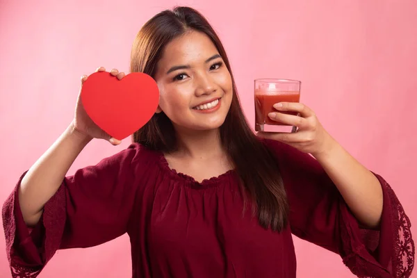 Joven mujer asiática con jugo de tomate y corazón rojo . —  Fotos de Stock