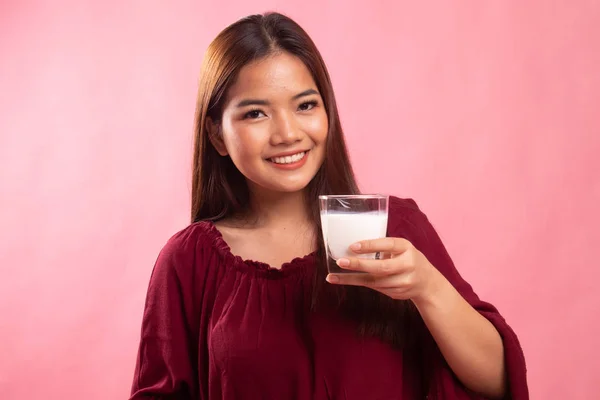 Healthy Asian woman drinking a glass of milk. — Stock Photo, Image