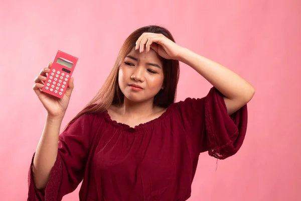 Mujer asiática tiene dolor de cabeza con calculadora . — Foto de Stock
