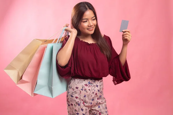 Jonge Aziatische vrouw met winkelen bag en lege kaart. — Stockfoto