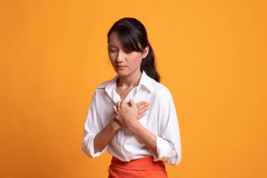 Genç Asyalı kadın göğsünde ağrı var..
