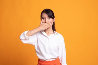 Genç Asyalı kadın ağzını el ile kapatın.