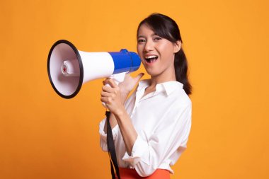 Güzel genç Asyalı kadın megafon ile ilan.