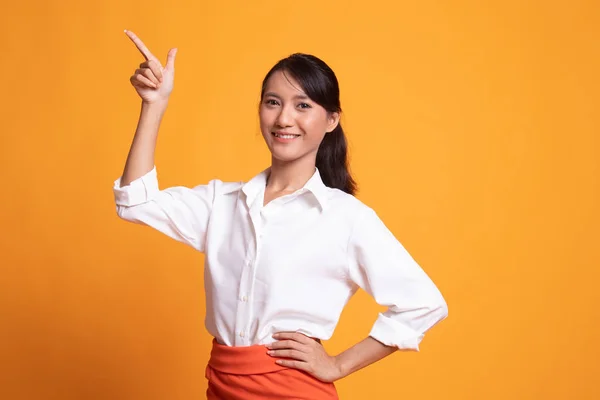 Joven mujer asiática sonrisa y punto . —  Fotos de Stock