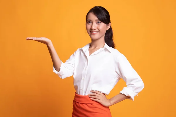 Joven asiática mujer presente con su mano . —  Fotos de Stock