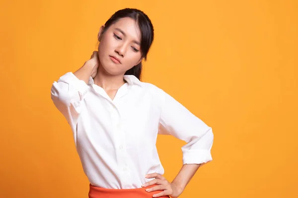 Young Asian woman got neck pain. — Stock Photo, Image