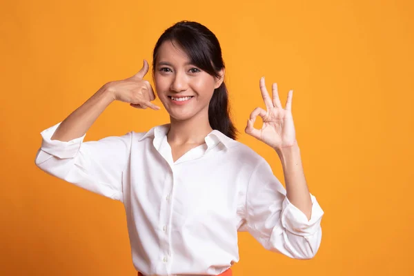 Joven asiático mujer espectáculo con el gesto del teléfono y OK signo . — Foto de Stock