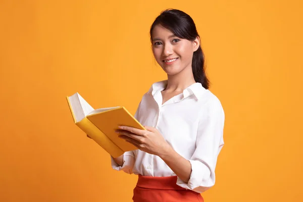 Junge asiatische Frau mit einem Buch. — Stockfoto