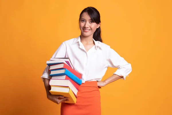 Jonge Aziatische vrouw studeren met kan boeken. — Stockfoto