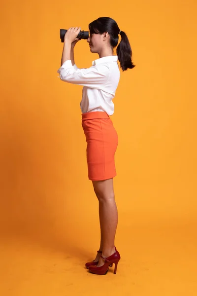 Corpo pieno di giovane donna asiatica con binocolo . — Foto Stock