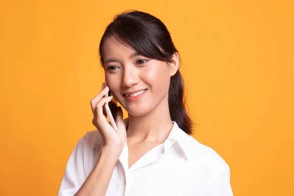 Joven mujer asiática hablando con teléfono móvil . —  Fotos de Stock