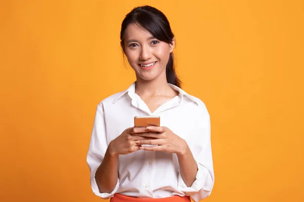 Joven asiático mujer con móvil. —  Fotos de Stock