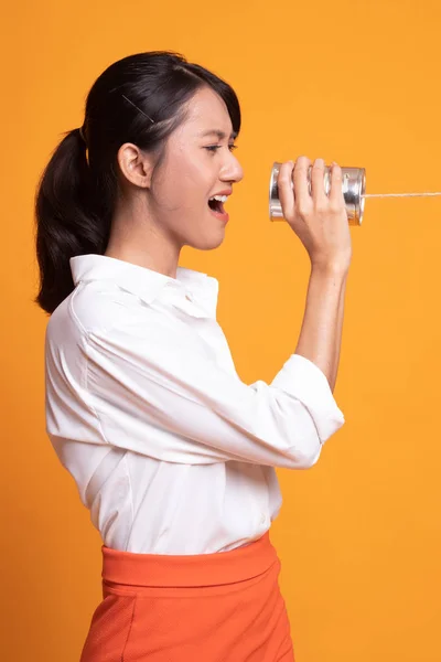 Jonge Aziatische vrouw shout met blikje telefoon. — Stockfoto