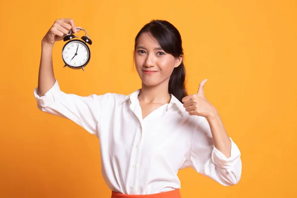 Fiatal ázsiai nő felmutat remek egy óra. — Stock Fotó