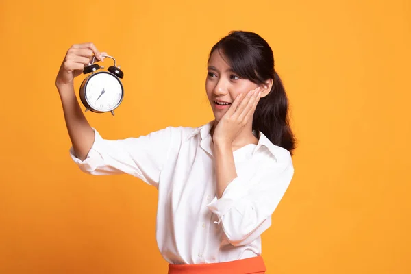 Jovem mulher asiática é estressado com um relógio . — Fotografia de Stock