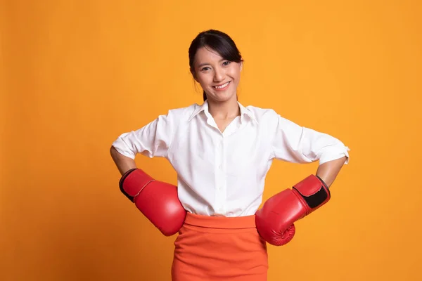 Joven mujer asiática con guantes de boxeo rojos . —  Fotos de Stock