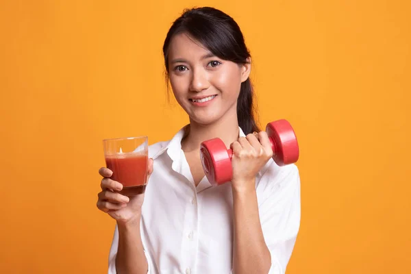 Saludable mujer asiática con mancuerna y jugo de tomate . — Foto de Stock
