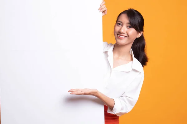 Young Asian woman present blank sign with palm hand. — Stock Photo, Image