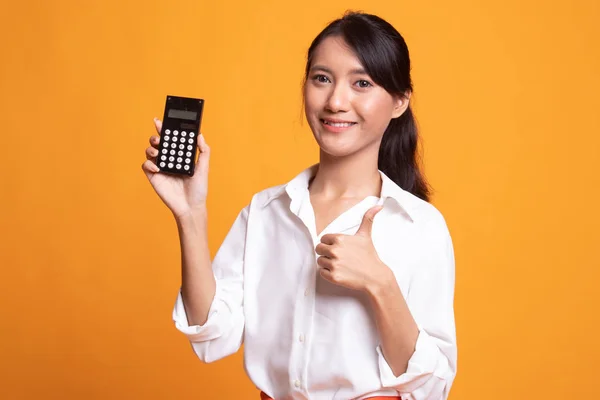 Mujer asiática pulgares arriba con calculadora . —  Fotos de Stock