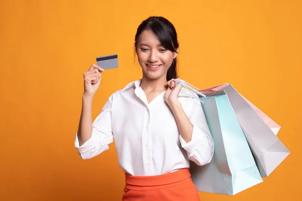 Młoda kobieta Azji z torby na zakupy i puste karty. — Zdjęcie stockowe