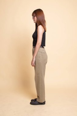 Güzel genç Asyalı kadın tam vücut yan görünüm.