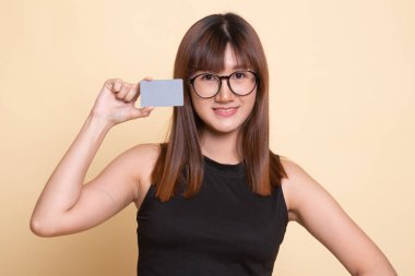 Genç Asyalı kadın gülümseme ile boş kartı.