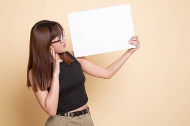 Genç Asyalı kadın sürpriz beyaz boş işareti ile.